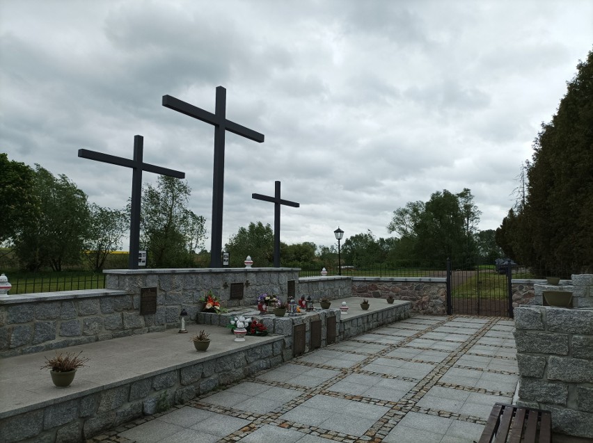 Cmentarz w Andrzejewie. Zobaczcie zdjęcia cmentarza parafialnego. Jest tu dużo zieleni, śpiewają ptaki