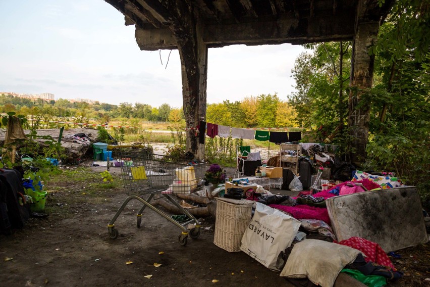 Kraków. Bezdomni robią sobie dom ze starych hangarów w Czyżynach [25.09.2020]