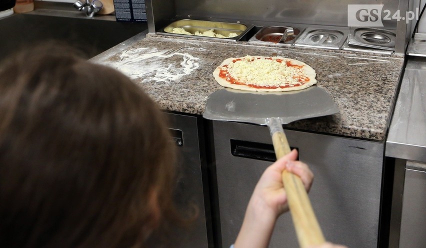 Międzynarodowy Dzień Pizzy: Tak właśnie się ją robi! [WIDEO, ZDJĘCIA]