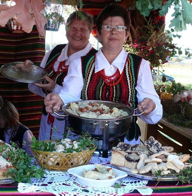 Panie z Koła Gospodyń Wiejskich z Gościencina przygotowały pyszne pierogi.