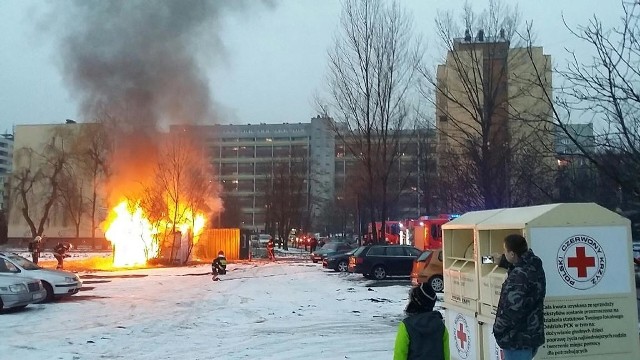 W kontenerze pomieszkiwali bezdomni. O ich obecności świadczą kołdry i materace znalezione w środku.