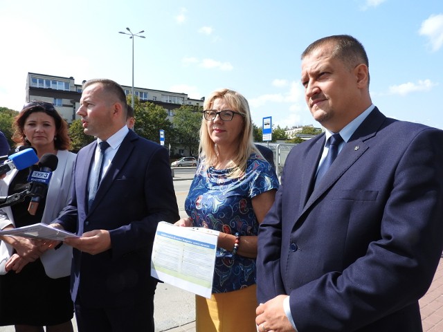 Radni PiS przypominają, że to dzięki nim uczniowie będą mogli za darmo jeździć autobusami w mieście