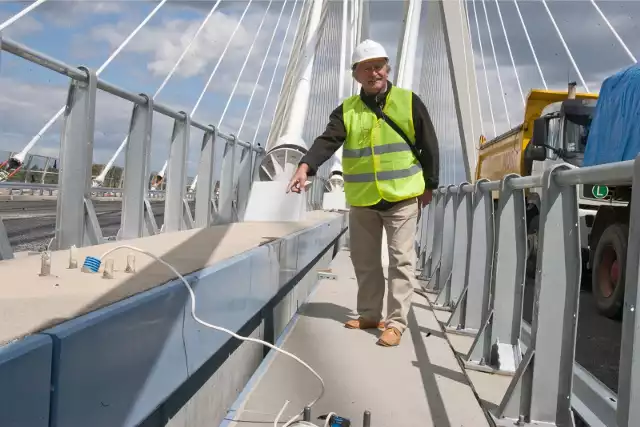 Projektant mostu Rędzińskiego, profesor Jan Biliszczuk, chce zaprojektować kładkę przy Wzgórzu Partyzantów. Jego oferta w przetargu znacznie odbiega cenowo od innych firm.