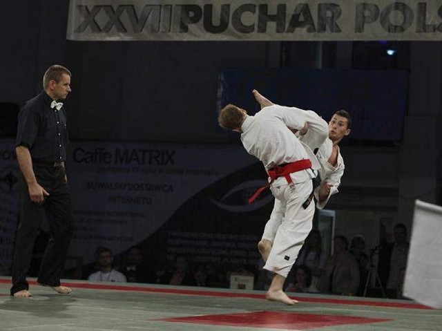 W październikowym finale Pucharu Polski seniorów w Suwałkach Wojciech Żytkiewicz (z prawej) pokonał w wadze do 70 kg warszawianina Macieja Millera