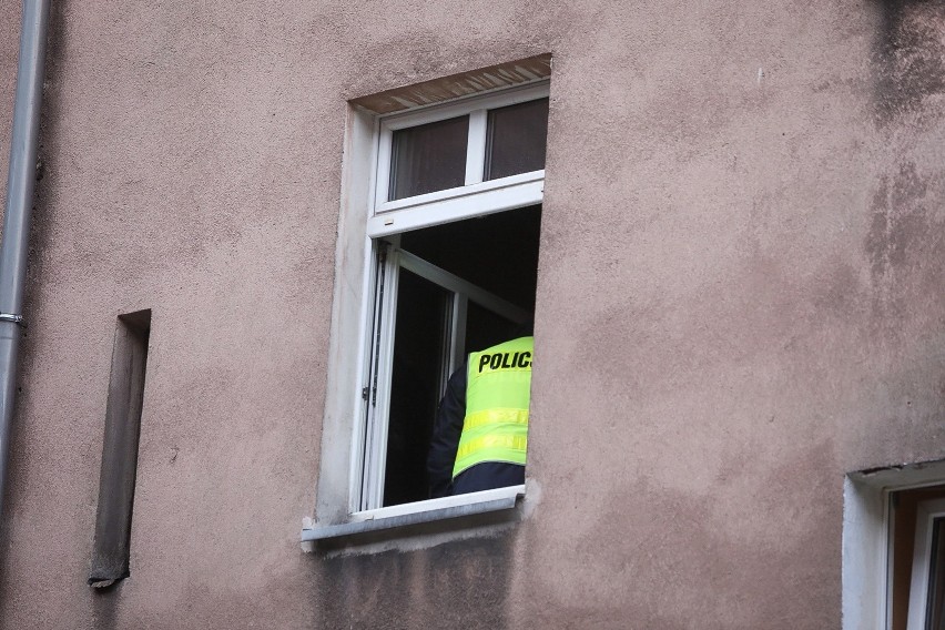 Szczecin: Pożar w kamienicy. Trzy osoby nie żyją. "Otworzyła okno, był huk i było po nich". Co się stało przy Małkowskiego? [WIDEO, ZDJĘCIA]