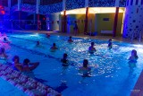 Nocne pływanie w Wodniku w Paniówkach. Ćwiczenia i muzyka w niecodziennej scenerii sprawdziły się świetnie