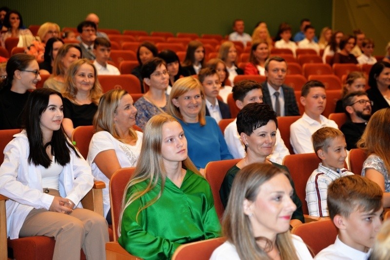W Połańcu wręczono stypendia burmistrza dla najzdolniejszych uczniów. Otrzymało je 42 osoby