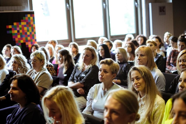 "Siła Jest Kobietą" to spotkania, które w całym kraju organizuje Kamila Stolarczyk z Lublina. Na pierwsze takie w Białymstoku przyszło 120 kobiet, a chętnych było więcej.