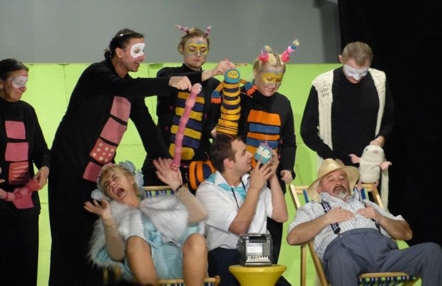 Aktorzy i lalki z "Kubusia&#8221; podczas występu w suchedniowskiej "Kuźnicy&#8221;. 