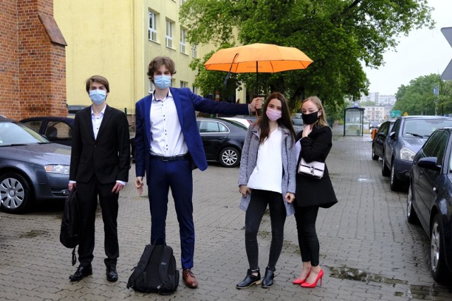 08.06.2020 torun v liceum ogolnoksztalcace pierwszy dzien matur w czasach pandmei koronawirusa matura z jezyka polskiego maturzysci wchodza do szkolykoronawirus pandemia pandmeii sanitarny sanitarne matura maturzysci lo liceum jezyka polskieog dzien pierwszy fot. grzegorz olkowski / polska press