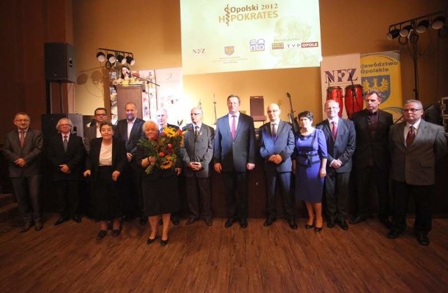 Pamiątkowe zdjęcie laureatów i członków kapituły konkursu.