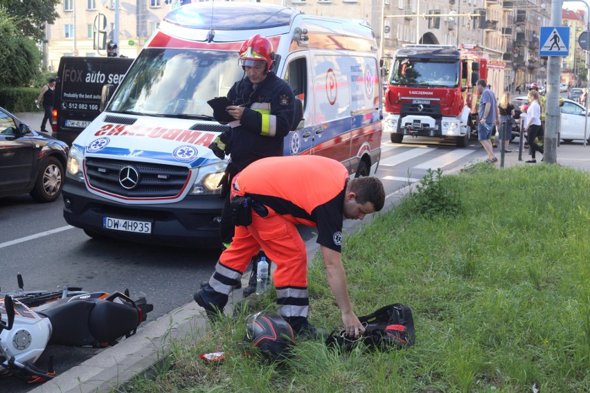 Na miejscu są już dwa zastępy straży pożarnej i karetka...