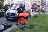Potrącona motocyklistka na Wyszyńskiego we Wrocławiu. Na miejscu służby. Ogromny korek [ZOBACZ ZDJĘCIA]