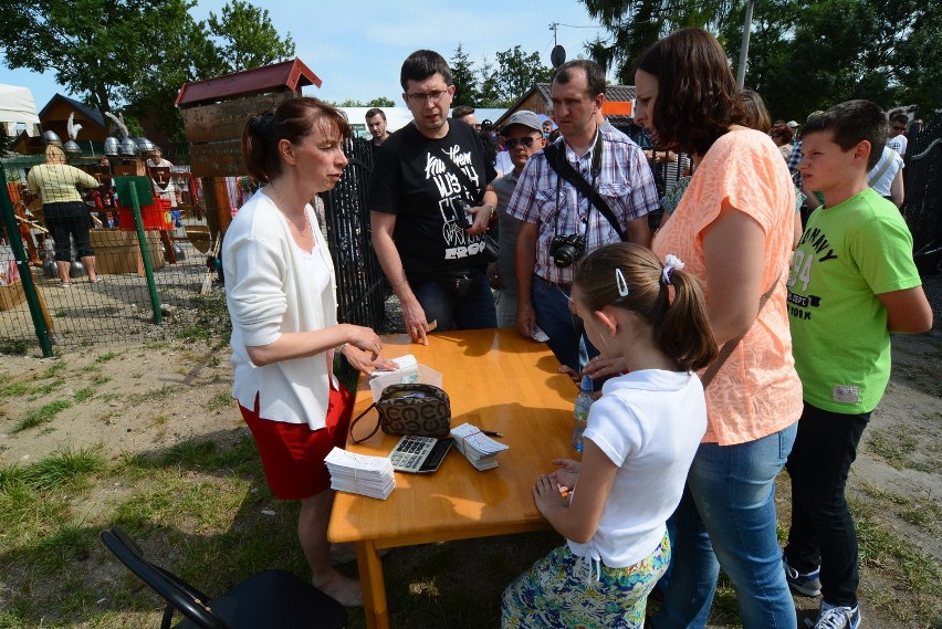 Najazd turystów na ruiny zamku Krzyżtopór