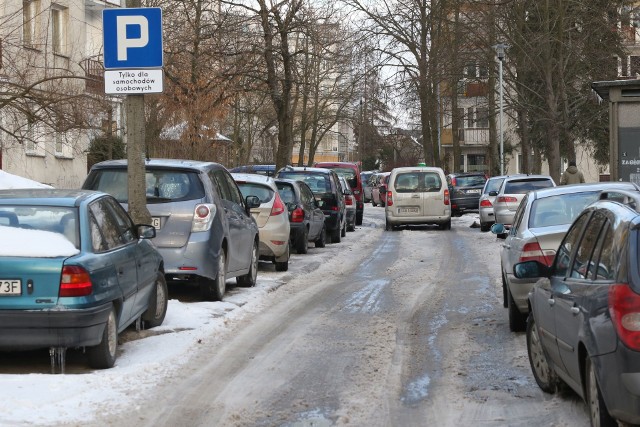 Od wtorku mieszkańcy ulicy Konarskiego mogą już parkować bez obawy mandatu, ponieważ administracja osiedla powiesiła tabliczkę "Parking".