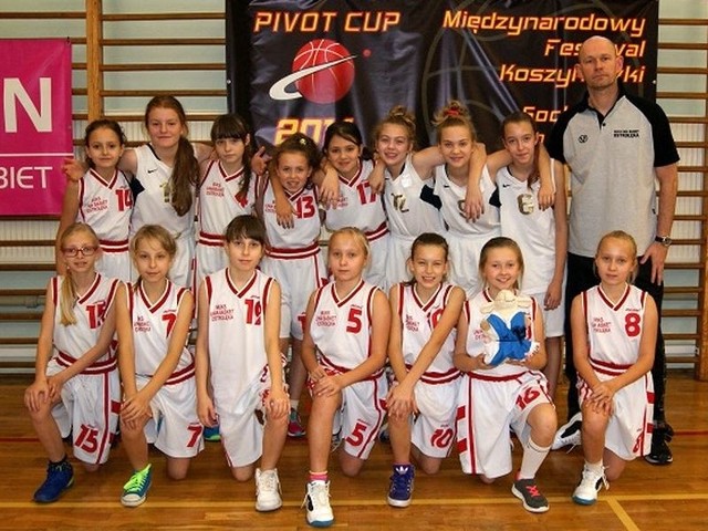 Koszykarki Unii Basket z trenerem Mariuszem Mierzejewskim.