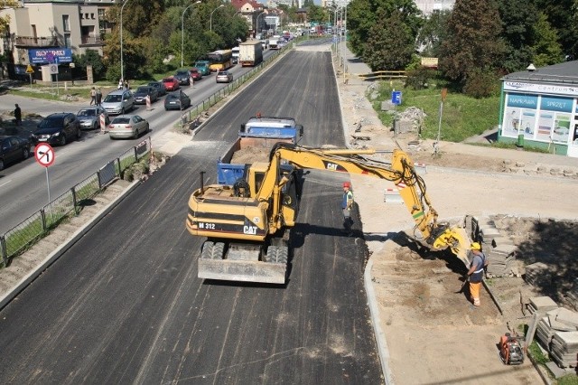 Za tydzień będzie gotowy fragment buspasa budowanego na ulicy Źródłowej w Kielcach. Wczoraj rozpoczęło się układanie asfaltu.