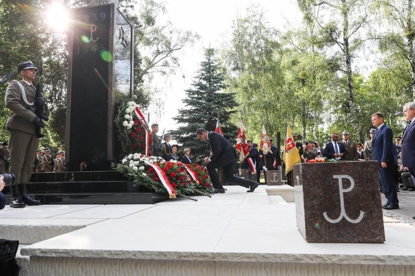 Premier Mateusz Morawiecki składa wieniec pod pomnikiem...