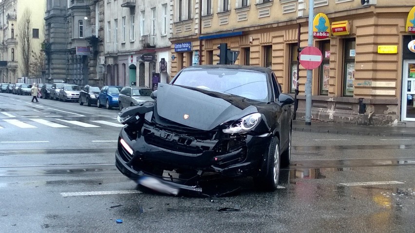 Wypadek na ul. Kilińskiego. Porsche uderzyło w toyotę [zdjęcia]