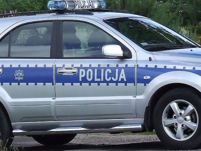 Policjanci wyciągnęli mężczyznę na brzeg, opatrzyli ranę i przetransportowali do szpitala. 