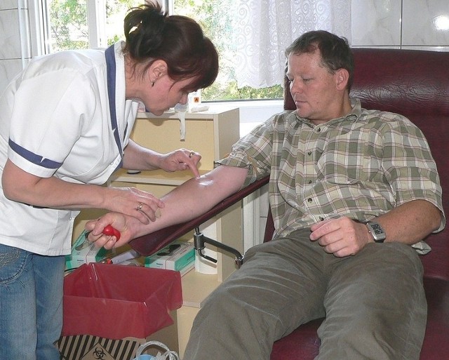 Honorowi krwiodawcy - na zdjęciu Artur Prędki - będą mogli teraz oddać krew w Busku w każdy ostatni piątek miesiąca.