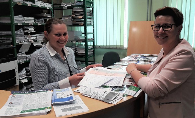 Sylwia Kopcińska (z prawej) pobiera w punkcie informacji ogólnej ZUS w Grudziądzu formularze wniosku o emeryturę dla swojej mamy. Informacji udzieliła jej Elżbieta Libuszewska, starszy referent