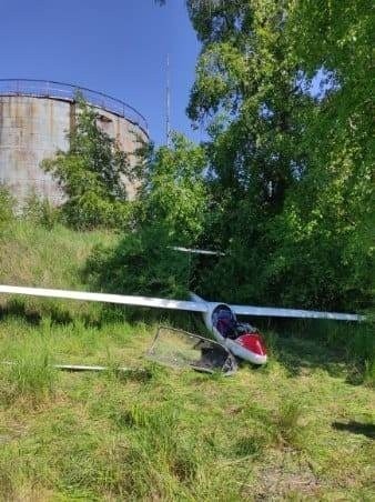 Awaryjne lądowanie szybowca w Białymstoku. Pilot trafił do...