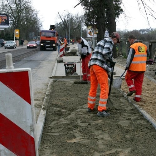 Wczoraj, gdy przygotowywano drogę pod asfalt, kierowcy cierpliwie stali w korkach. Oprócz nowej jezdni będzie też ścieżka rowerowa.