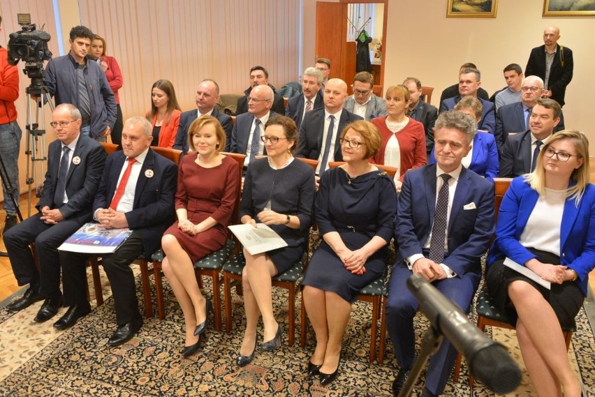 Nowe miasta w regionie świętokrzyskim. Włodarze odebrali listy gratulacyjne