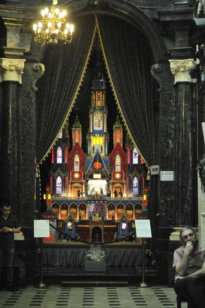 Kraków. Na Wawelu umieszczono szopkę prezentowaną w katedrze Notre Dame [ZDJĘCIA]