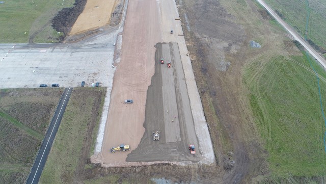 Tak z góry wygląda przebudowa radomskiego pasa startowego. Na nowym odcinku jest układany specjalny beton.