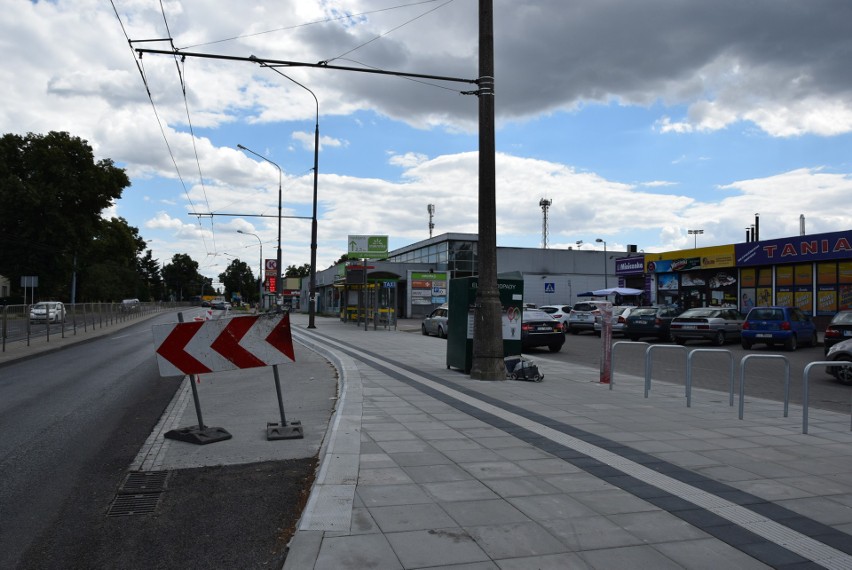 Pasażerowie czekają na przystanki. Przystanki czekają aż zwiąże beton