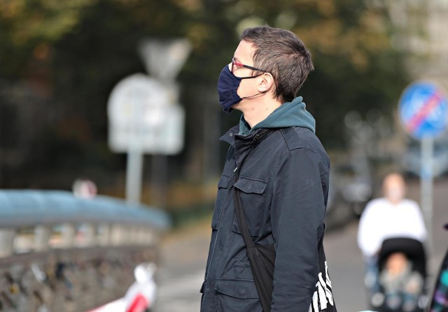 Od soboty 10 października w całym kraju obowiązuje zakrywanie ust i nosa w przestrzeni publicznej.