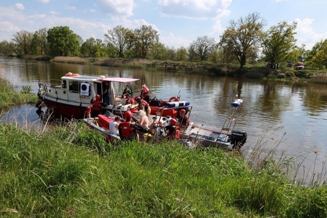 Krótko przed godziną 14.30 strażacy ze śremskiej komendy otrzymali informację, że na Warcie znajduje się łódź motorowa z trzema osobami na pokładzie, która nabiera wody.