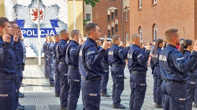 Na dziedzińcu Komendy Wojewódzkiej Policji w Szczecinie, odbyło się ślubowanie 33 nowo przyjętych policjantów ( 11 kobiet i 22 mężczyzn)