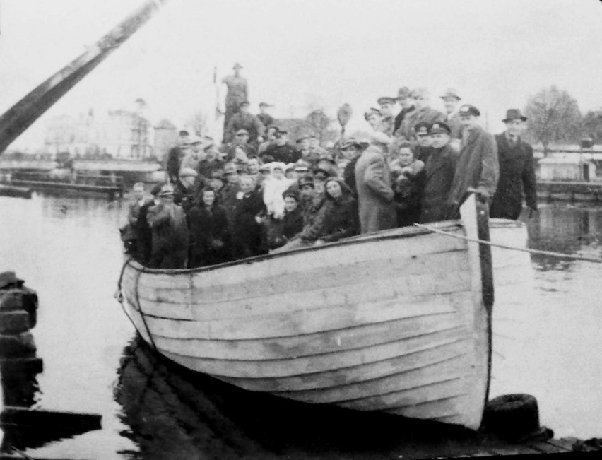 Rok 1946, jedna z pierwszych drewnianych łodzi rybackich ze...