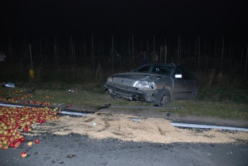 W Okręglicy volvo najechało na ciągnik rolniczy z przyczepą