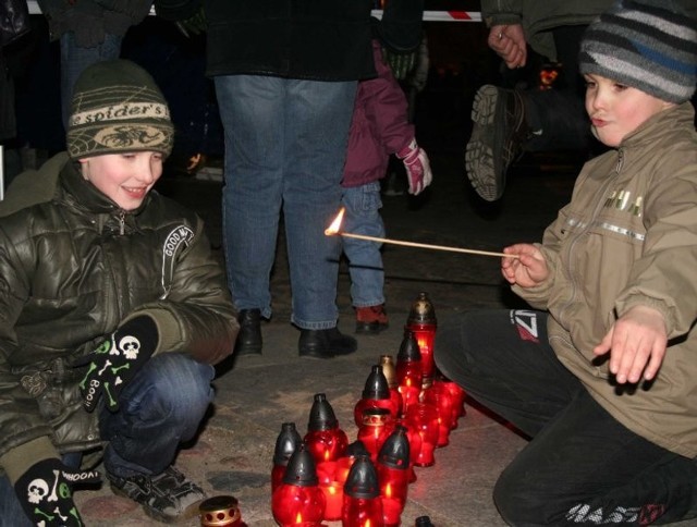 Młodzi chełmnianie: Paweł i Arek bardzo chętnie przyłączyli się do układania wielkiego serca z czerwonych lampionów na starówce