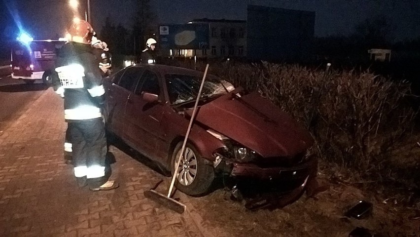 Wypadek w Konstantynowie. Kierowca rozbił bmw na słupie i uciekł [ZDJĘCIA]