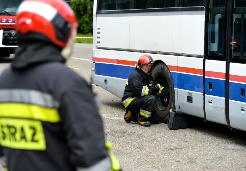 Strażacy z Przemyśla i Rzeszowa ćwiczyli akcje ratunkowe podczas wypadków drogowych [ZDJĘCIA]