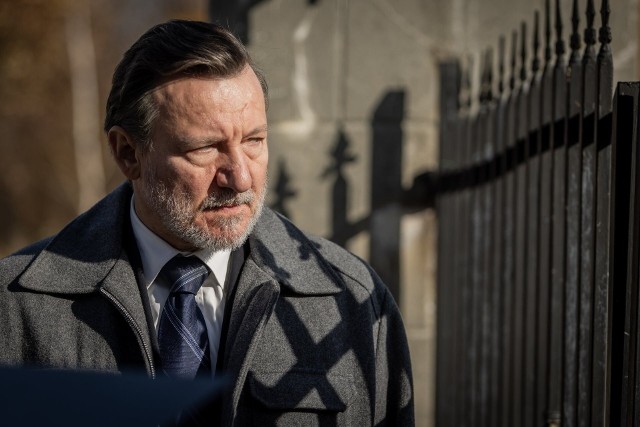 "Minuta ciszy"Nowy serial produkcji oryginalnej CANAL+ w reżyserii Jacka Lusińskiego ("Śubuk", "Carte Blanche") to pierwszy polski serial pokazujący kulisy funkcjonowania branży pogrzebowej. Mietek Zasada, dopiero co emerytowany listonosz z małego miasta (w tej roli Robert Więckiewicz) staje przed wyzwaniem zorganizowania pogrzebu swemu najlepszemu przyjacielowi (Mirosław Zbrojewicz), który popełnił samobójstwo. Gdy jedyny zakład pogrzebowy w okolicy odmawia wykonania pochówku, Zasada postanawia samodzielnie założyć firmę pogrzebową. Wówczas konfrontuje się z serią absurdalnych zasad, którymi kieruje się świat funeralnego biznesu. Zdjęcia do serialu już się zakończyły.fot. materiały prasowe Canal+