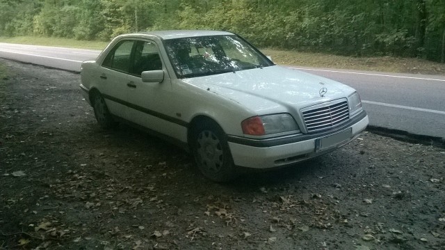 Porzucony mercedes pod Charnowem.