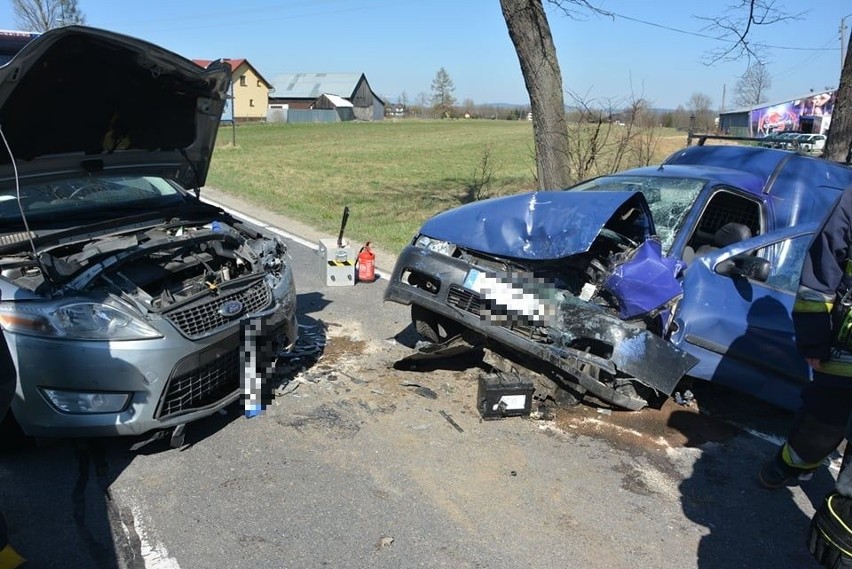 Czołowe zderzenie w Czarny Dunajcu. Jedna osoba ranna. Droga jest zablokowana [ZDJĘCIA]