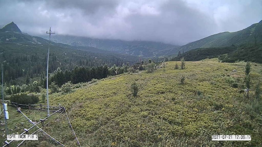 Tatry. Uwaga na śliskie szlaki. Na wycieczce przydadzą się też czapka i rękawiczki. W górach zimno 