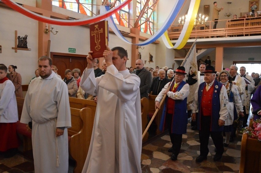Lębork. Biskup pelpliński przewodniczył Mszy Św. odpustowej z okazji 30-lecia parafii św. Jadwigi
