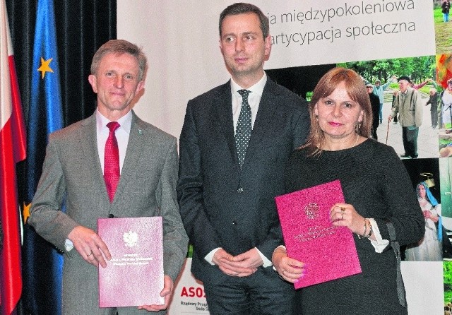 Od lewej Wacław Szarek, burmistrz Sędziszowa, Władysław Kosiniak - Kamysz, minister pracy i polityki społecznej oraz Grażyna Grochowina.