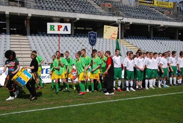 Korowód prowadziło Gimnazjum numer 6 z Kielc, które w turnieju występuje jako reprezentacja RPA.