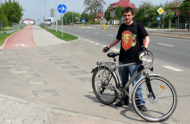 - W tym miejscu powinien być przejazd rowerowy, ale widocznie drogowcy mieli inne zdanie, bo został zamalowany &#8211; mówi Michał Rejczak.