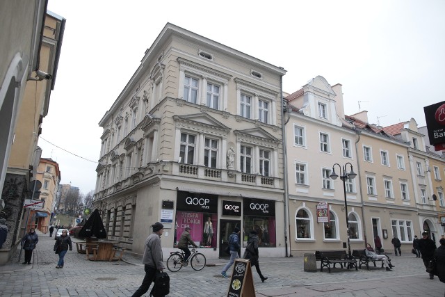 W zabytkowym budynku przy ul. Krakowskiej 9 wciąż działają stare piece. W kolejnym sezonie grzewczym to się zmieni.