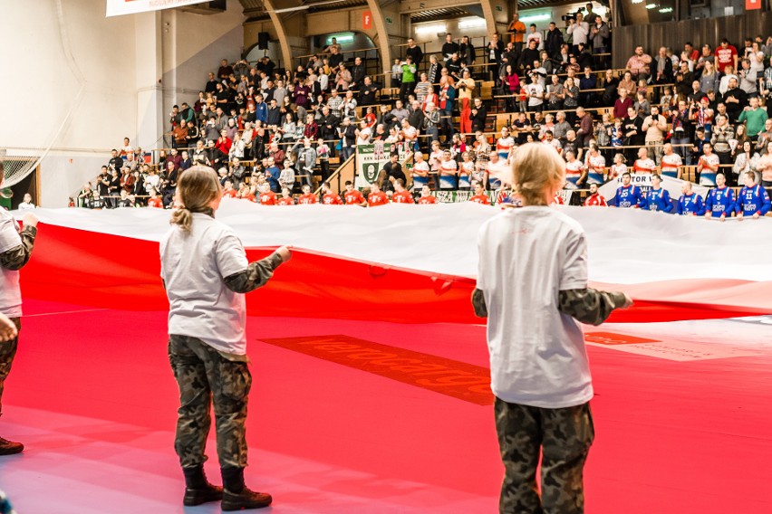 Ogromna biało-czerwona flaga na mecz PGNiG Superligi. Zakryła całe boisko [WIDEO]